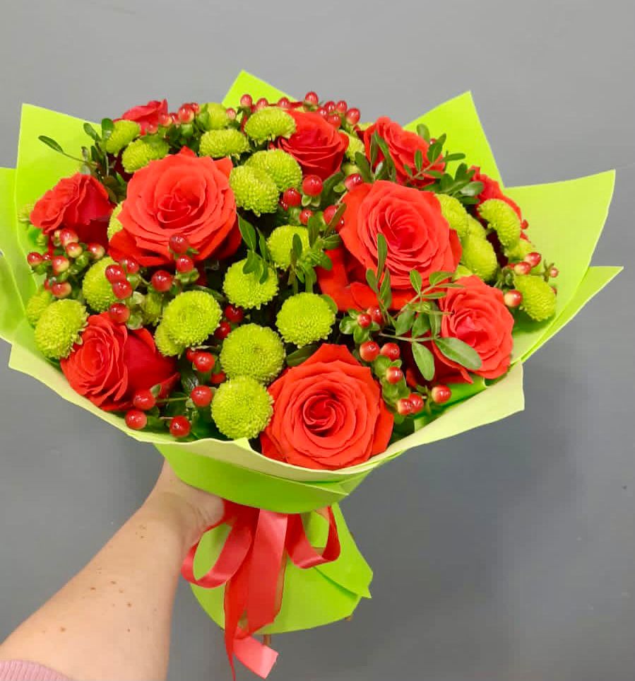 Букет цветов из: Хризантемы и Розы в Южно-Сахалинске