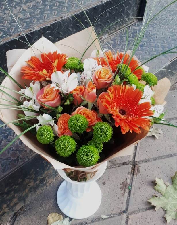 Букет цветов из: Герберы, Хризантемы, Альстромерии и Розы в Южно-Сахалинске