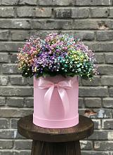 Цветочная композиция из Гипсофила и Розы в шляпной коробке в Южно-Сахалинске