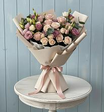 Букет цветов из:  Розы и Лизиантусы в Южно-Сахалинске