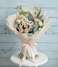Букет цветов из:  Розы и Лизиантусы в Южно-Сахалинске
