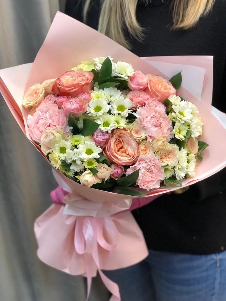 Букет цветов из: Гвоздики, Розы и Хризантемы в Южно-Сахалинске