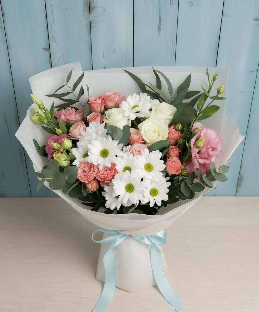 Букет цветов из: Розы, Лизиантусы и Хризантемы в Южно-Сахалинске