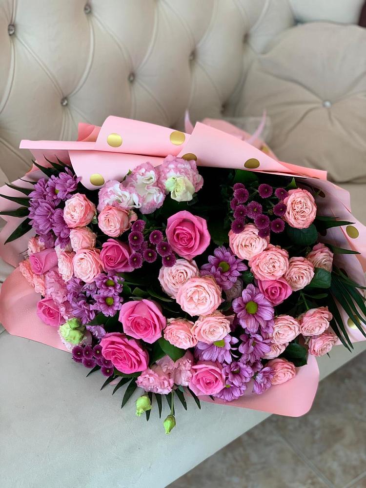 Букет цветов из: Хризантемы, Розы и Лизиантусы в Южно-Сахалинске