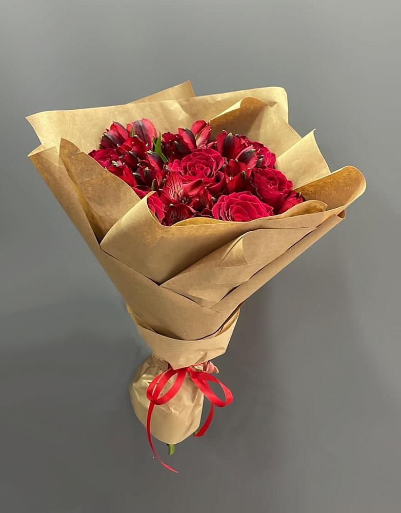 Букет цветов из: Альстромерии и Розы в Южно-Сахалинске