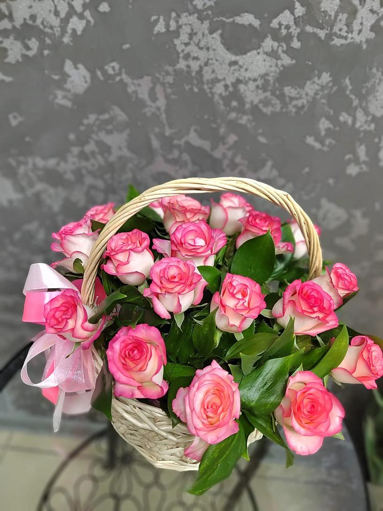 Цветочная композиция из Розы в корзине в Южно-Сахалинске