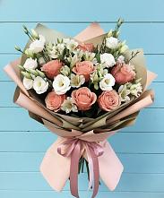 Букет цветов из:  Розы, Альстромерии и Лизиантусы в Южно-Сахалинске