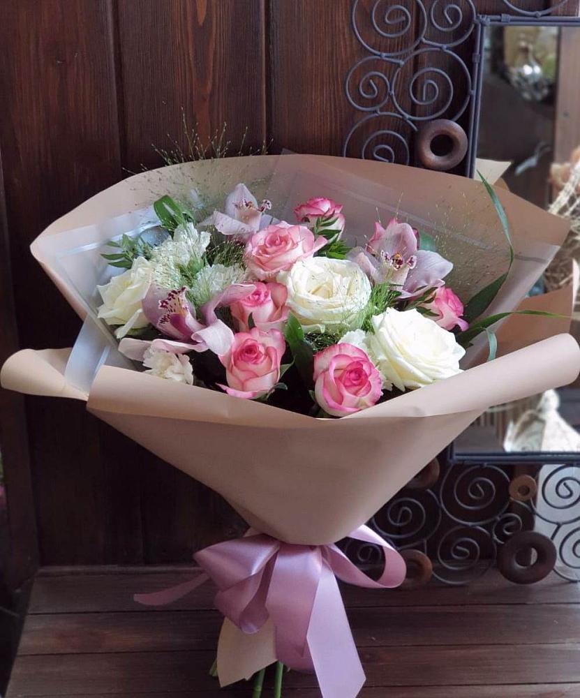 Букет цветов из: Гвоздики, Орхидеи, Розы и Хризантемы в Южно-Сахалинске