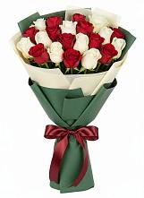 Букет Микс из красных и белых роз в Южно-Сахалинске
