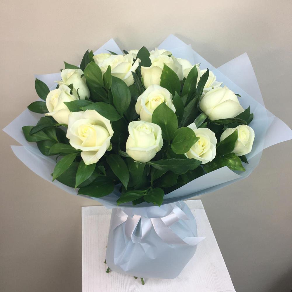 Букет 15 Белых роз Проуд в Южно-Сахалинске