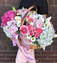 Композиция солнечный день в Южно-Сахалинске Цветочная композиция из Розы, Хризантемы, Пионы и Лизиантусы в корзине в Южно-Сахалинске