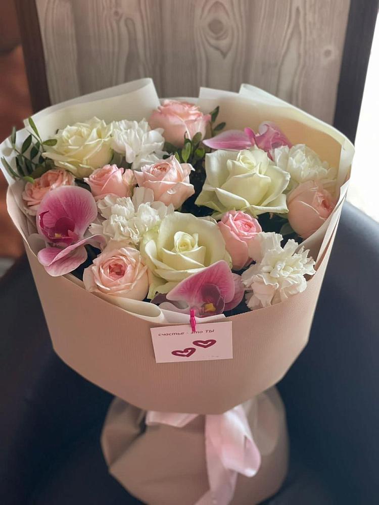 Букет цветов из: Орхидеи, Розы и Гвоздики в Южно-Сахалинске