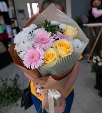 Букет цветов из:  Герберы, Розы и Хризантемы в Южно-Сахалинске