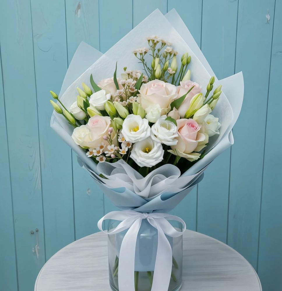 Букет цветов из: Розы и Лизиантусы в Южно-Сахалинске