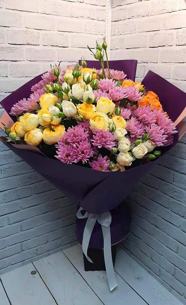 Букет цветов из: Хризантемы и Розы в Южно-Сахалинске