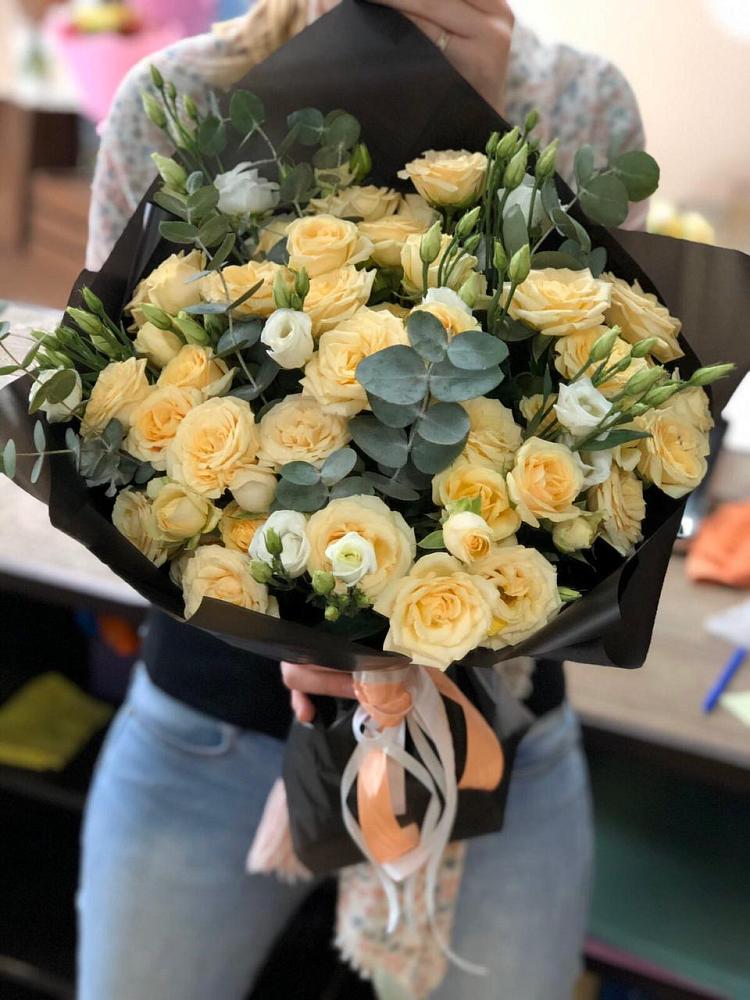 Букет цветов из: Розы и Лизиантусы в Южно-Сахалинске