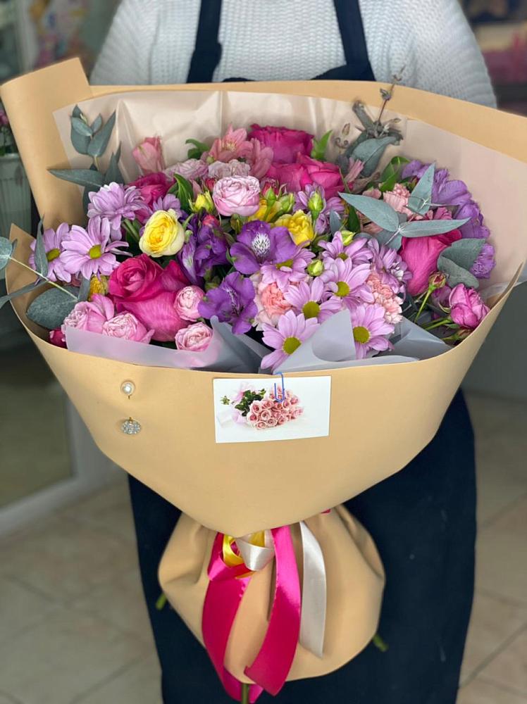 Букет цветов из: Хризантемы, Гвоздики и Альстромерии в Южно-Сахалинске