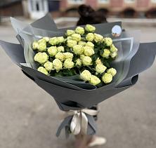 Букет Белые кустовые розы Солинеро в Южно-Сахалинске