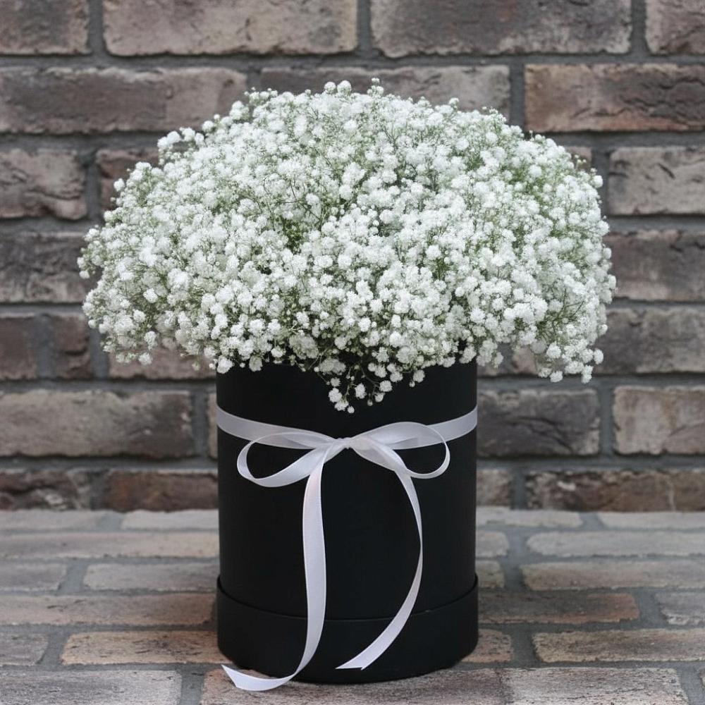 Цветочная композиция из Гипсофила в шляпной коробке в Южно-Сахалинске