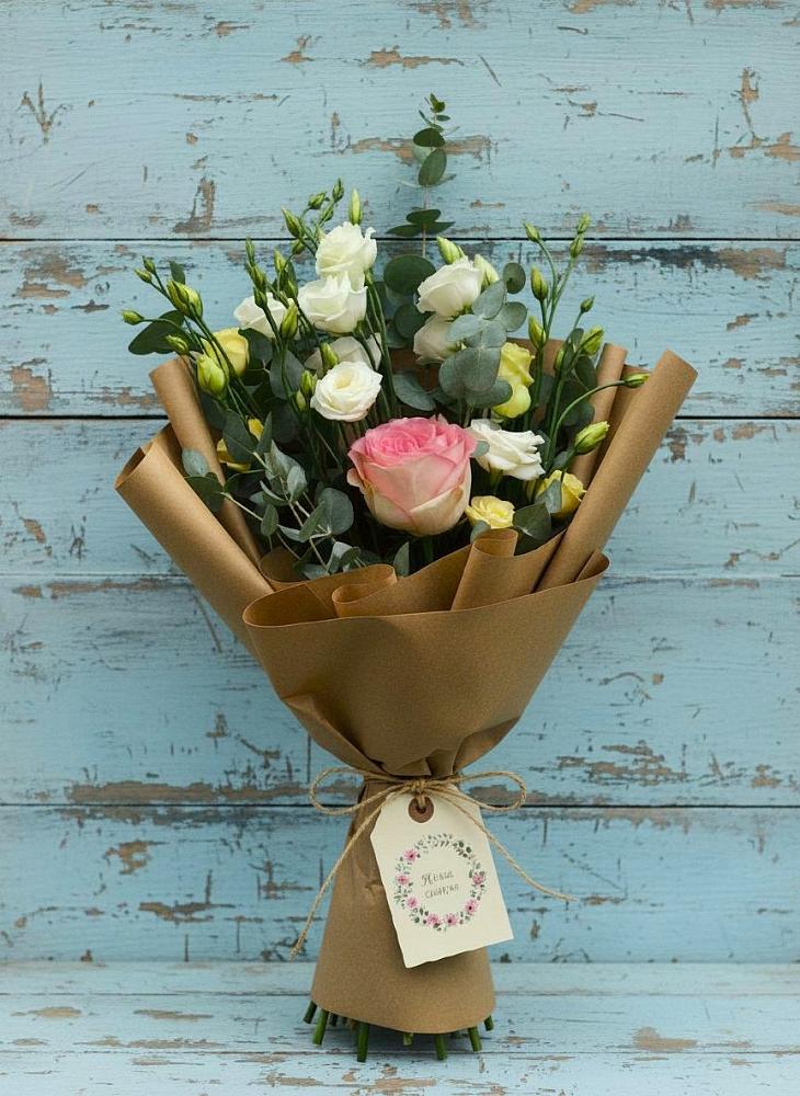 Букет цветов из: Розы и Лизиантусы в Южно-Сахалинске