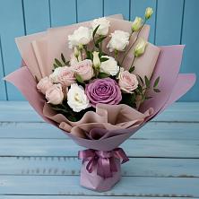 Букет цветов из:  Розы и Лизиантусы в Южно-Сахалинске
