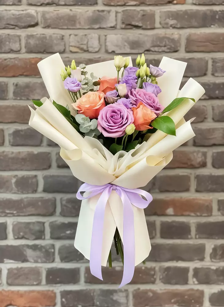 Букет цветов из: Лизиантусы и Розы в Южно-Сахалинске