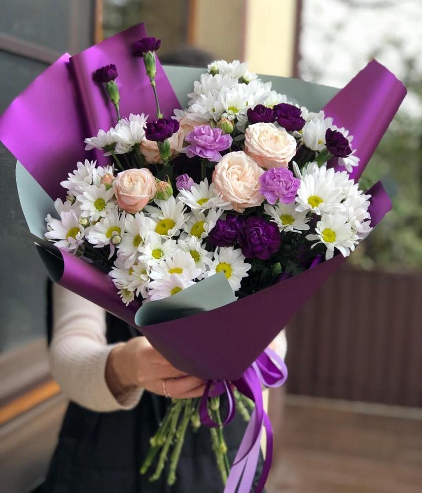 Букет цветов из: Хризантемы, Гвоздики и Розы в Южно-Сахалинске