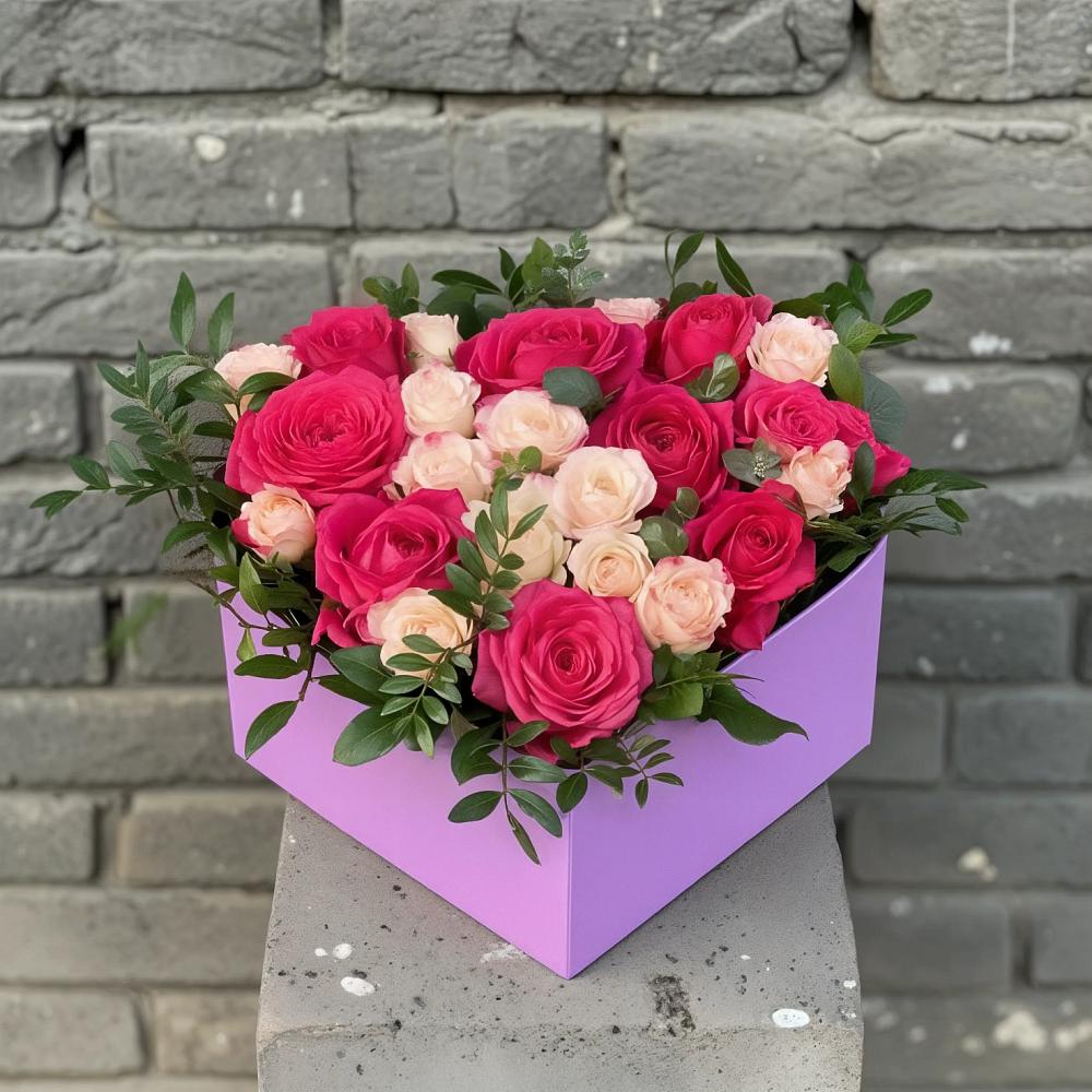 Цветочная композиция из Розы в коробке в Южно-Сахалинске