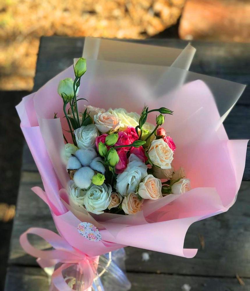 Букет цветов из: Розы и Лизиантусы в Южно-Сахалинске