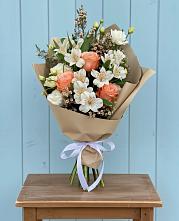 Букет цветов из:  Альстромерии, Лизиантусы, Розы и Хризантемы в Южно-Сахалинске