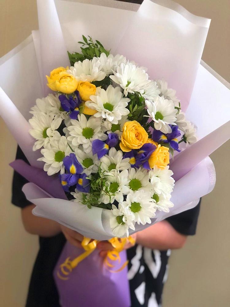 Букет цветов из: Ирисы, Хризантемы и Розы в Южно-Сахалинске