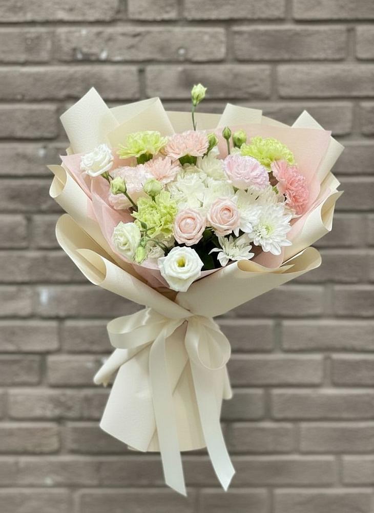 Букет цветов из: Гвоздики, Розы, Лизиантусы и Хризантемы в Южно-Сахалинске