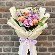 Букет цветов из:  Лизиантусы и Розы в Южно-Сахалинске