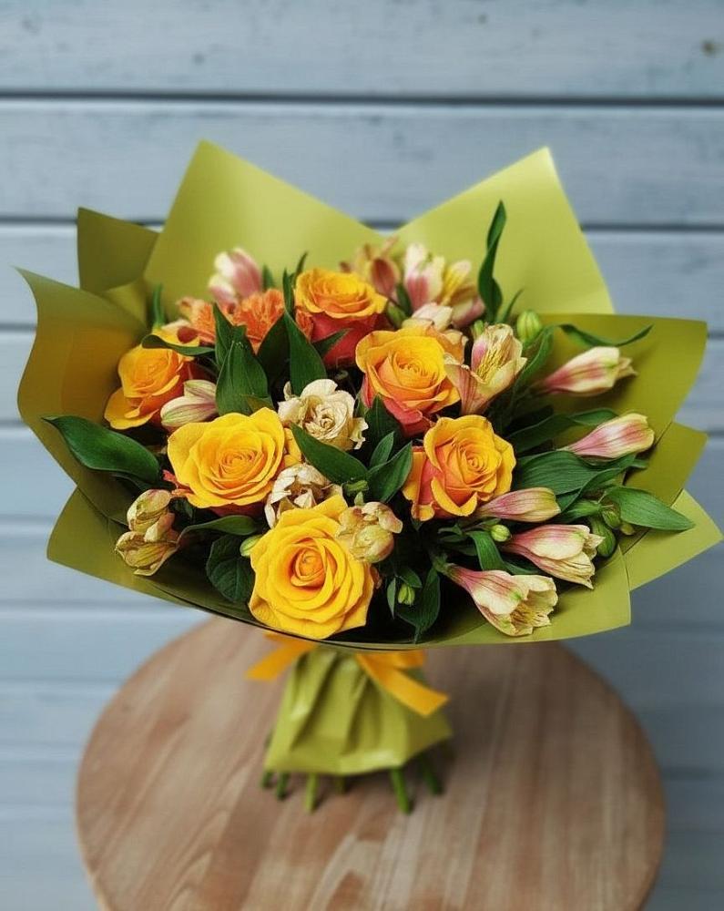 Букет цветов из: Альстромерии и Розы в Южно-Сахалинске