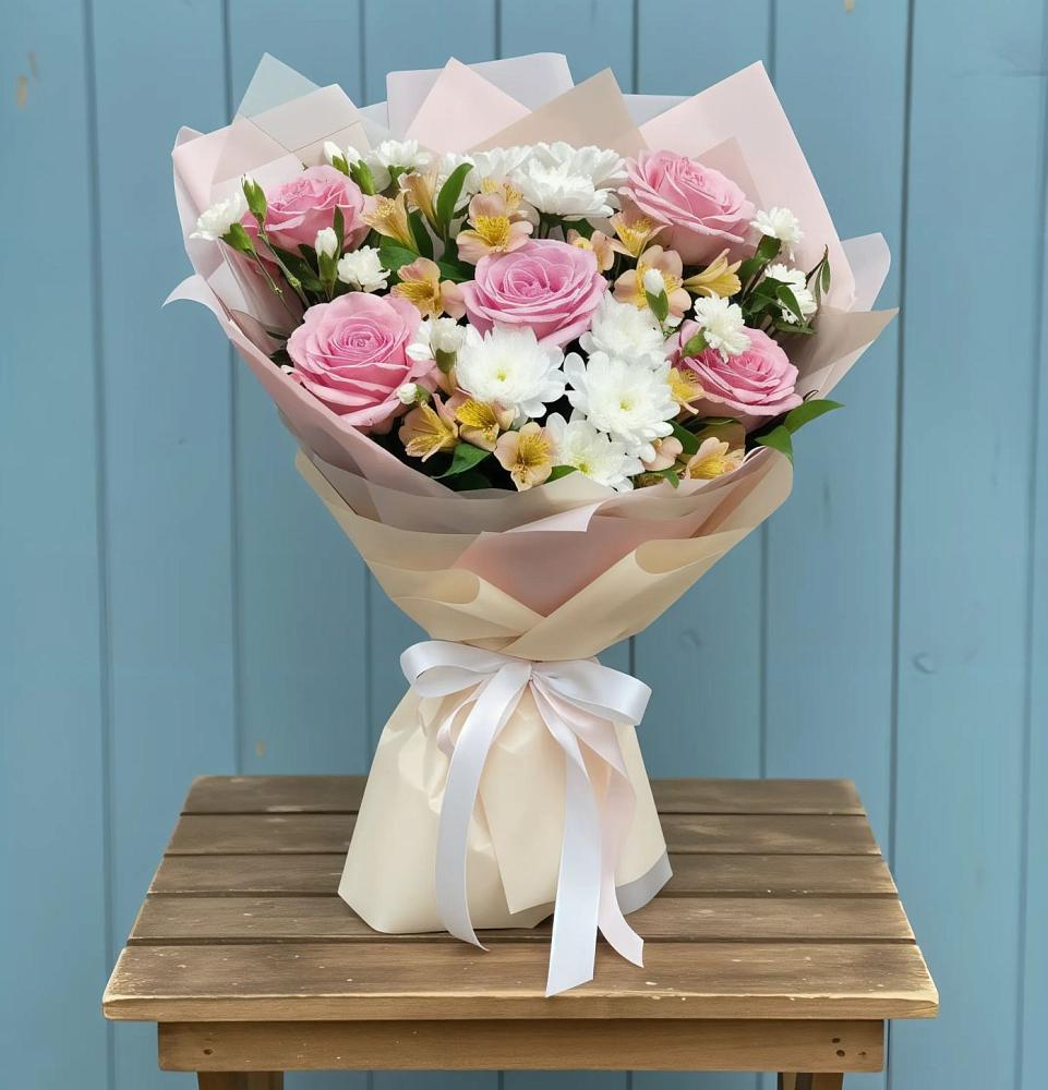 Букет цветов из: Гвоздики, Орхидеи и Розы в Южно-Сахалинске