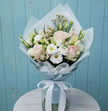 Букет цветов из:  Розы и Лизиантусы в Южно-Сахалинске