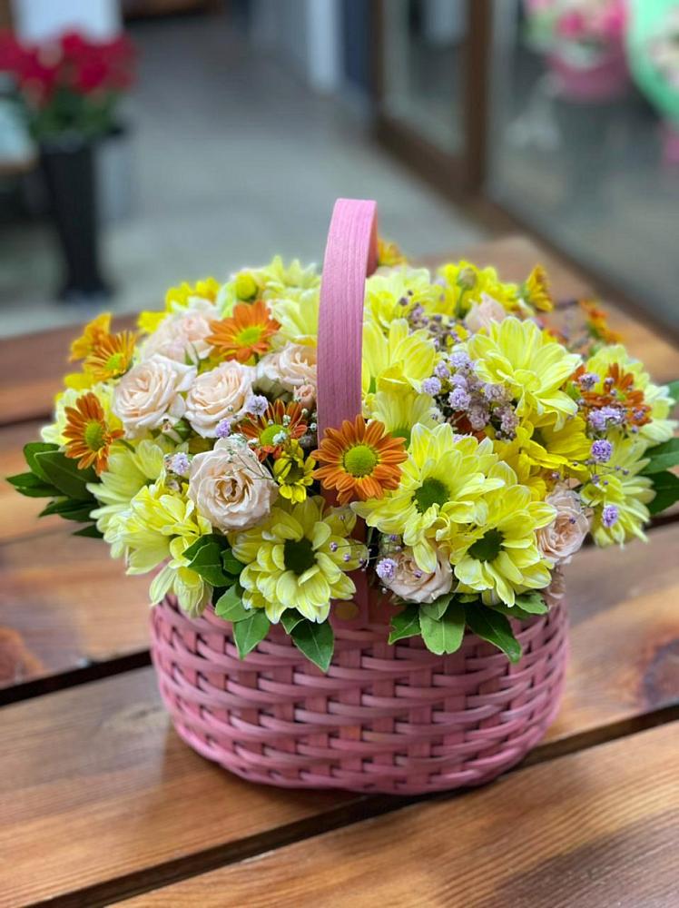 Цветочная композиция из Хризантемы и Розы в корзине в Южно-Сахалинске