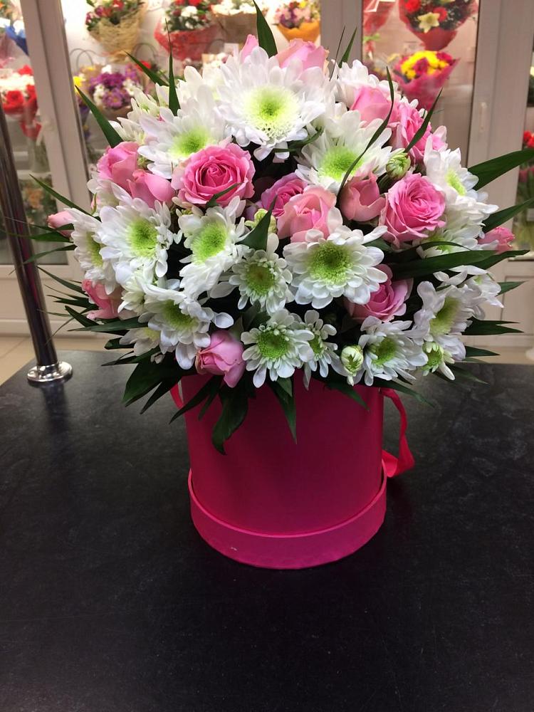 Цветочная композиция из Розы и Хризантемы в шляпной коробке в Южно-Сахалинске