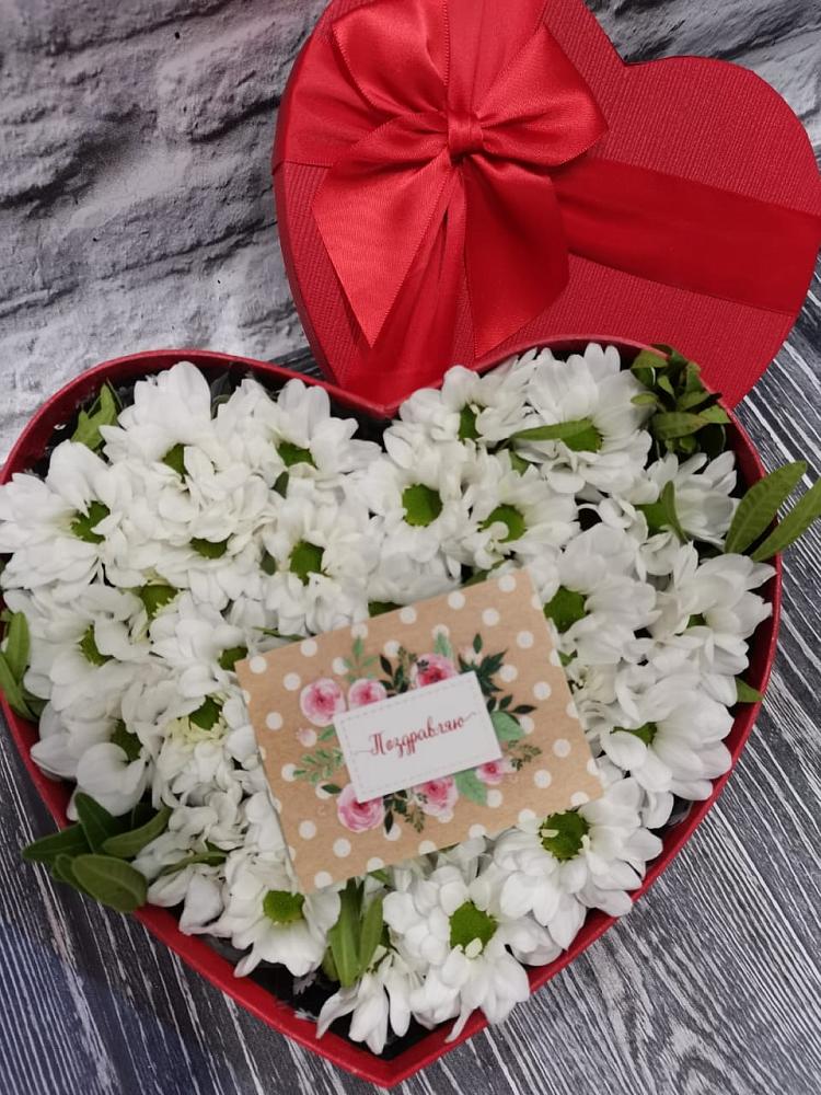 Цветочная композиция из Хризантемы в виде сердца в Южно-Сахалинске