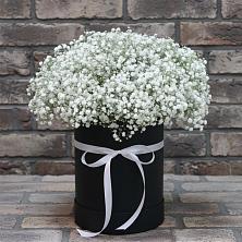 Цветочная композиция из Гипсофила в шляпной коробке в Южно-Сахалинске