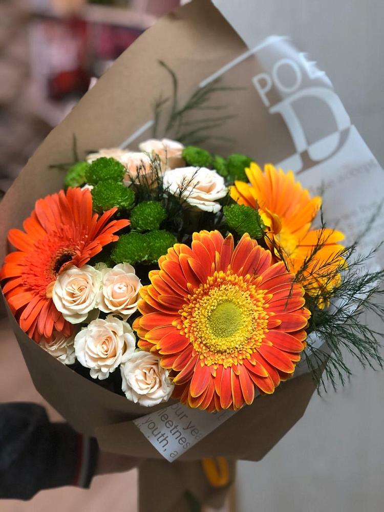 Букет цветов из: Герберы, Хризантемы и Розы в Южно-Сахалинске