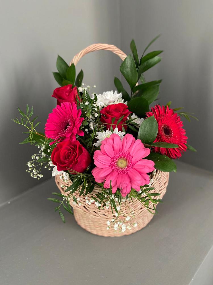 Цветочная композиция из Розы, Хризантемы и Герберы в корзине в Южно-Сахалинске