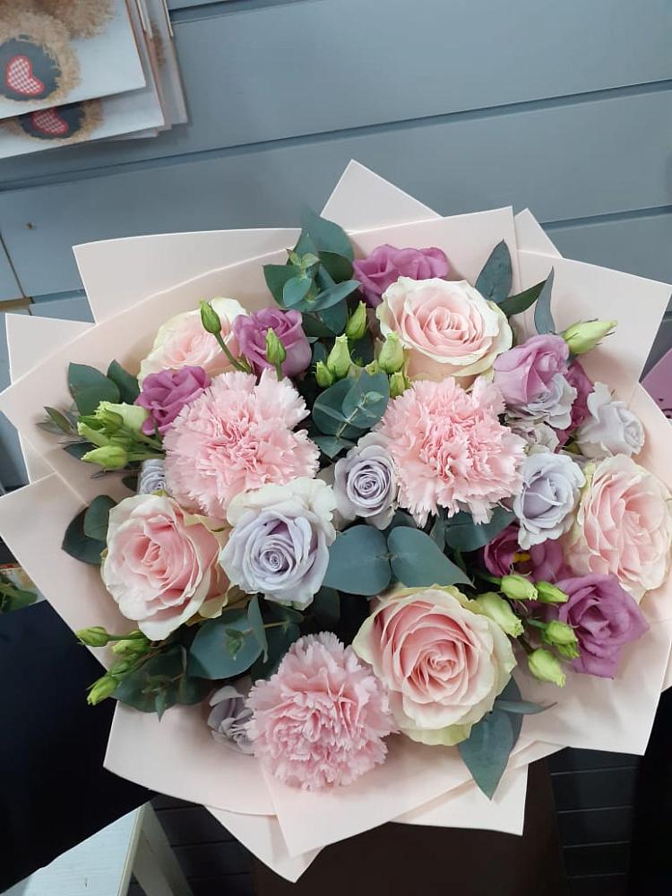 Букет цветов из: Розы, Гвоздики и Лизиантусы в Южно-Сахалинске