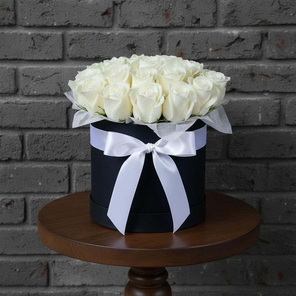 Цветочная композиция из Розы в шляпной коробке в Южно-Сахалинске