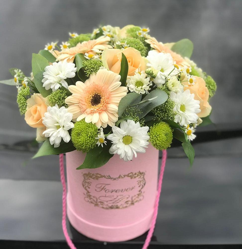 Цветочная композиция из Розы, Герберы и Хризантемы в шляпной коробке в Южно-Сахалинске