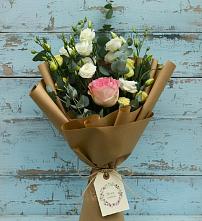 Букет цветов из:  Розы и Лизиантусы в Южно-Сахалинске