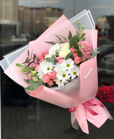 Букет цветов из: Розы, Лизиантусы и Хризантемы в Южно-Сахалинске