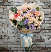 Букет цветов из:  Розы, Лизиантусы и Гвоздики в Южно-Сахалинске