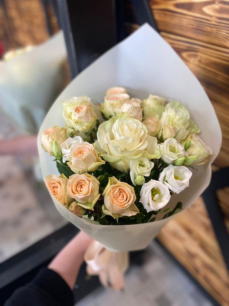 Букет цветов из: Розы и Лизиантусы в Южно-Сахалинске