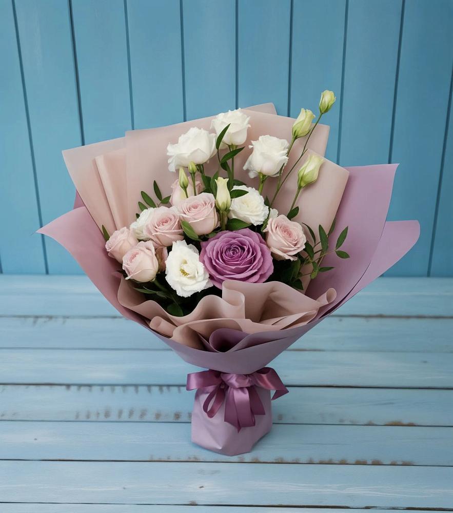 Букет цветов из: Розы и Лизиантусы в Южно-Сахалинске